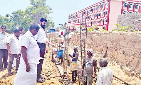 சுற்றுச்சுவர் அமைக்கும் பணியை ஷாநவாஸ் எம்.எல்.ஏ. ஆய்வு செய்தார்.