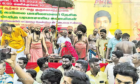 சொக்கநாதபெருமானுடன் வந்த தருமபுரம் ஆதீனத்திற்கு வரவேற்பு அளிக்கப்பட்டது.