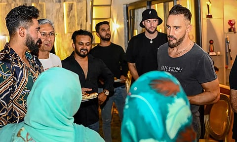 முகமது சிராஜ் வீட்டில் விசேஷம்.. வருகை தந்த ஆர்சிபி வீரர்கள்.. வைரலாகும் புகைப்படம்