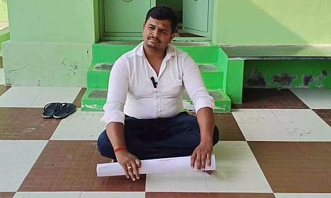 உண்ணாவிரதம் போராட்டத்தில் ஈடுபட்ட வித்ய பிரகாஷ்.