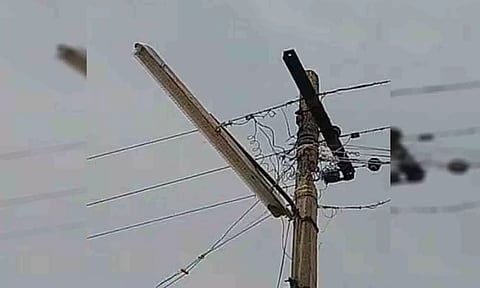 பழுதடைந்து உள்ள மின்கம்பத்தை படத்தில் காணலாம்.