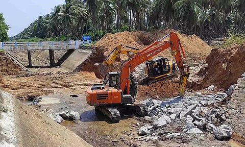 தளி வாய்க்கால் சுரங்கப்பாதை இடித்து அகற்றும் பணியை படத்தில் காணலாம்.