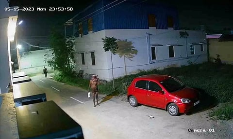 கண்காணிப்பு கேமராவில் பதிவாகிய திருடர்களின் உருவம்.