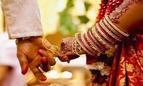 திருமண மண்டபத்தில் தாலி கட்டியதும் மணமகள் நடனம் ஆடாததால் பயங்கர மோதல்