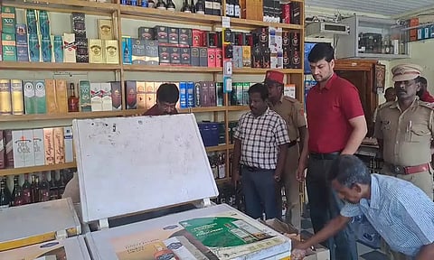 காரைக்கால் மாவட்ட துணை கலெக்டர், கலால்துறை அதிகாரி ஜான்சன் டாஸ்மாக்கில் சோதனை செய்ததை படத்தில் காணலாம்.