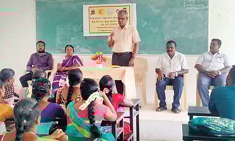 விழிப்புணர்வு கூட்டத்தில் கலந்து கொண்டவர்களை படத்தில் காணலாம்.