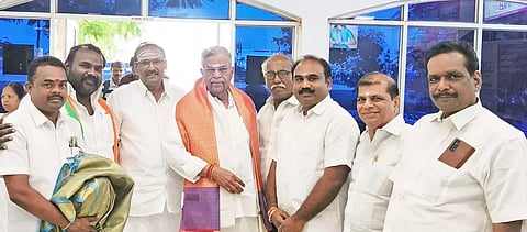 தூத்துக்குடி விமான நிலையத்தில் நாகலாந்து கவர்னர் இல. கணேசனுக்கு தூத்துக்குடி தெற்கு மாவட்ட பா. ஜ. க. சார்பாக மாவட்ட தலைவர் சித்ராங்கதன் பூங்கொத்து கொடுத்து வரவேற்பு அளித்தார். அருகில் பொதுச் செயலாளர் உமரி சத்தியசீலன், ரமேஷ் உள்ளனர்.
