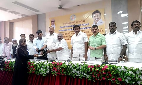 விழாவில் நலத்திட்ட உதவிகளை அமைச்சர் செஞ்சி மஸ்தான் வழங்கிய காட்சி. அருகில் சபாநாயகர் அப்பாவு, கலெக்டர் கார்த்திகேயன், எம்.எல்.ஏ.க்கள் அப்துல் வகாப், ரூபி மனோகரன், மேயர் சரவணன், துணை மேயர் ராஜூ, மாவட்டபஞ்சாயத்து தலைவர் வி.எஸ்.ஆர். ஜெகதீஷ் மற்றும் பலர் உள்ளனர்.
