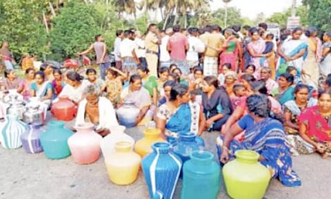 காலிக்குடங்களுடன் பெண்கள் சாலை மறியல்