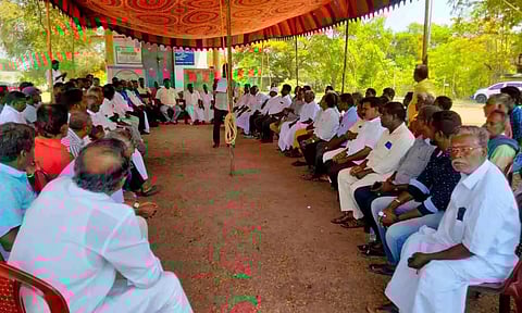 ஆரோவில் நிர்வாகம் சுற்றியுள்ள பகுதிகளில் நிலங்களை கையகப்படுத்தும் முயற்சிக்கு எதிராக பல்வேறு கிராம மக்கள் நடத்திய ஆலோசனை கூட்டம்.