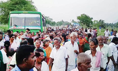 தி.மு.க. பிரமுகர் மீது புகார் கொடுப்பதற்காக திரண்ட கிராம மக்களை படத்தில் காணலாம்.
