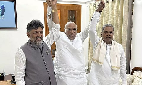 சித்தராமையா மற்றும் டிகே சிவக்குமாருடன் காங்கிரஸ் தலைவர் மல்லிகார்ஜுன கார்கே