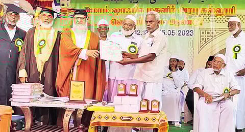 அரபிக்கல்லூரியில் பட்டமளிப்பு விழா நடந்தபோது எடுத்த படம்