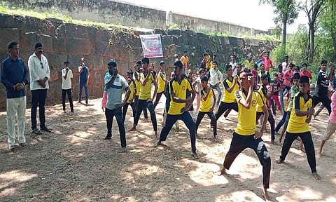 வேலூர் அருங்காட்சியகத்தில் அடிமுறை பயிற்சியில் ஈடுபட்டனர். 