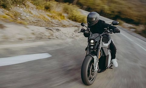 563 கிமீ ரேஞ்ச்.. விலை ரூ. 71 லட்சம்.. புது எலெக்ட்ரிக் பைக் அறிமுகம்!