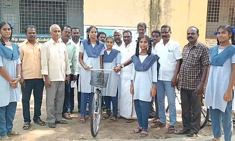 அங்காளன் எம். எல்.ஏ. மாணவர்களுக்கு இலவச சைக்கிள் வழங்கிய காட்சி.