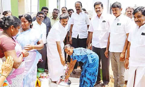 காங்கயம் மூர்த்திரெட்டிபாளையம் பகுதியில் குடிநீர் மேல்நிலை தொட்டியை அமைச்சர் மு.பெ.சாமிநாதன் திறந்து வைத்த போது எடுத்த படம்.