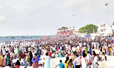 அக்னி தீர்த்த கடலில் புனித நீராட குவிந்த பக்தர்கள்.