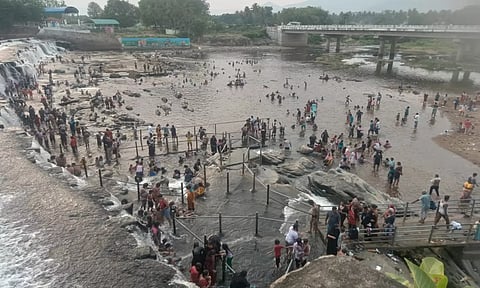 கொடிவேரி அணையில் குவிந்த சுற்றுலா பயணிகளை படத்தில் காணலாம்.