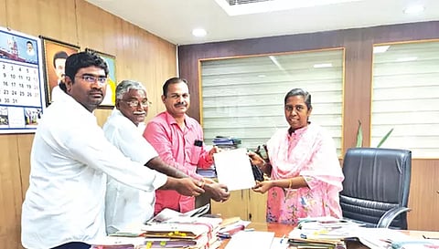 சிட்கோ மேலாண்மை இயக்குனரிடம் வெள்ளி கொலுசு சங்க தலைவர் ஆனந்தராஜன் தலைமையில் நிர்வாகிகள் மனு கொடுத்த காட்சி.