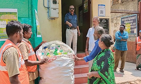 சுகாதார அலுவலர் இளங்கோ மேற்பார்வையில் தண்ணீர் பாட்டில்கள் சேகரிக்கப்பட்ட காட்சி.