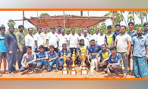 க.உவரியில் கிரிக்கெட் போட்டி - மாவட்ட பஞ்சாயத்து தலைவர் வி.எஸ்.ஆர்.ஜெகதீஷ் தொடங்கி வைத்தார்