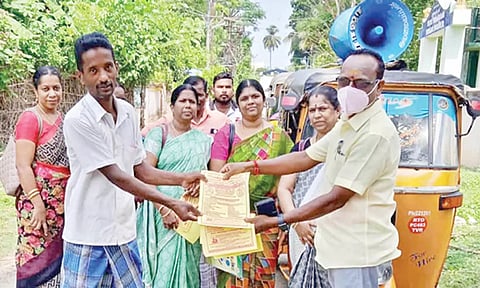 ஆட்டோ மூலம் மாணவர்கள் பள்ளியில் சேர்கை குறித்து விழிப்புணர்வு ஏற்படுத்தப்பட்டது.
