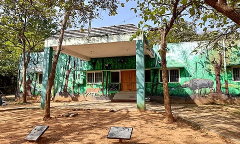 மூடப்பட்டுள்ள கேண்டீன் மற்றும் அருங்காட்சியக கட்டிடம்.