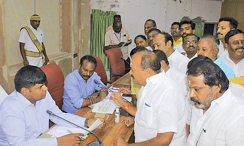 நெல்லை மாவட்ட அ.தி.மு.க. செயலாளர் தச்சை கணேசராஜா, கலெக்டர் கார்த்திகேயனிடம் மனு அளித்தபோது எடுத்த படம்.