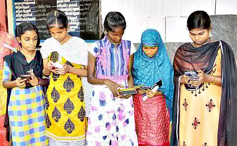 எஸ்.எஸ்.எல்.சி. தேர்வு முடிவு வெளியானதும், மாணவிகள் தங்களது செல்போனில் முடிவுகளை ஆர்வமுடன் பார்வையிட்டனர். 