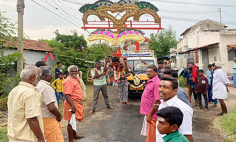 சென்னிமலை காமாட்சியம்மன் கோவில் பொங்கல் விழாவையொட்டி பறவைக்காவடியில் வந்த பக்தர்.