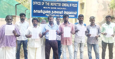 தென்மண்டல ஐ.ஜி.யிடம் மனு கொடுக்க வந்தவர்கள்.