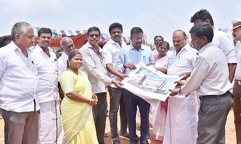 கட்டுமான பணிகள் வரைபடத்தை கலெக்டர் தினேஷ் பொன்ராஜ் ஆலிவர், துரை. சந்திரசேகரன் எம்.எல்.ஏ, மாநகராட்சி மேயர் சண்.ராமநாதன், துணை மேயர் டாக்டர் அஞ்சுகம் பூபதி, ஆணையர் சரவணகுமார் ஆகியோர் பார்வையிட்டனர். 