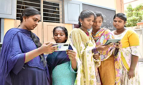 தமிழகத்தில் இன்று காலை 10-ம் வகுப்பு பொதுத்தேர்வு முடிவுகள் வெளியானது. ஈரோடு வீரப்பன்சத்திரம் அரசு பெண்கள் மேல்நிலைப்பள்ளி மாணவிகள் தங்களது தேர்வு முடிவுகளை செல்போன் மூலம் பார்த்தனர்.