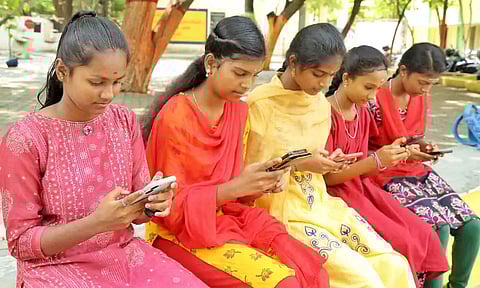 திருப்பூரில் செல்போன் மூலம் தேர்வு முடிவுகளை ஆர்வமுடன் பார்வையிட்ட மாணவிகள். 