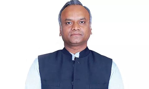 கர்நாடகா அமைச்சர்கள் பட்டியல் வெளியீடு- அமைச்சராகிறார் கார்கேவின் மகன்