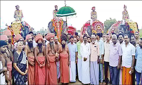 புனித நீரை யானைகள் மீது வைத்து கொண்டு வந்த போது எடுத்த படம்.