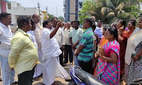 அதிகாரிகளிடம் எதிர்க்கட்சித் தலைவர் சிவா ஆலோசனை வழங்கிய காட்சி.