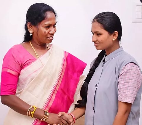 முதலிடம் பெற்ற மாணவி இலக்கியாவை தமிழரசி
எம்.எல்.ஏ. பாராட்டினார். 