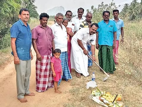 மெட்டல் சாலை அமைப்பதற்கு பூமி பூஜை செய்து பணியினை ஊராட்சிமன்ற தலைவர் குமார் தொடங்கி வைத்தார். அருகில் துணைத் தலைவர் முத்துச்செல்வி வெள்ளை பாண்டி.