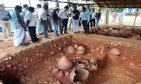 ஆய்வின்போது கலெக்டர் செந்தில்ராஜ் அகழாய்வு செய்யப்பட்ட இடங்களை பார்வையிட்ட காட்சி.