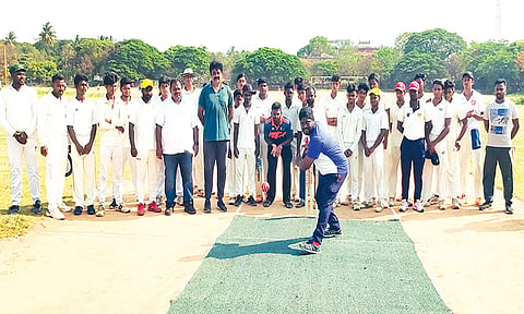 கடலூர் அண்ணா விளையாட்டு மைதானத்தில் மாவட்ட அளவிலான கிரிக்கெட் போட்டி தொடங்கியது.