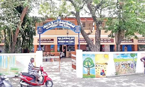 அரியாங்குப்பம் அரசு உயர்நிலைப்பள்ளியின் முகப்பு தோற்றம்.