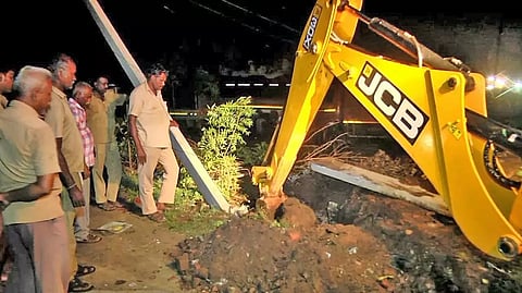 நள்ளிரவில் புதிய மின்கம்பம் அமைக்கும் பணியில் ஊழியர்கள் ஈடுபட்ட காட்சி.