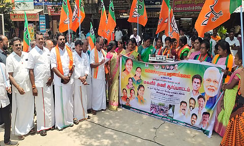 கள்ள சாராய மரணங்களை கண்டித்து கடலூரில் பா.ஜ.க மகளிர் அணி சார்பில் கண்டன ஆர்ப்பாட்டம் நடைபெற்றது.