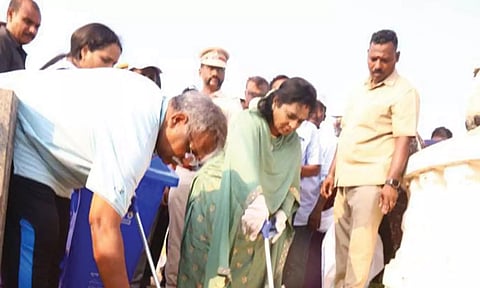 கவர்னர் தமிழிசை , சபாநாயகர் ஏம்பலம் தூய்மை பணியில் ஈடுபட்ட காட்சி