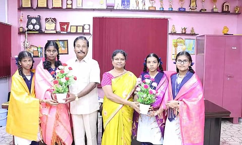 நிர்வாக அலுவலர் டாக்டர் பாலகிருஷ்ணன் ஆகியோர் வெற்றி பெற்ற மாணவிகளுக்கு வாழ்த்து தெரிவித்த காட்சி. 