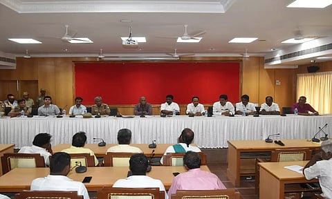 விழுப்புரம் கலெக்டர் பழனி தலைமையில் இரு தரப்பினரிடையே பேச்சு வார்த்ைத நடைபெற்ற காட்சி.