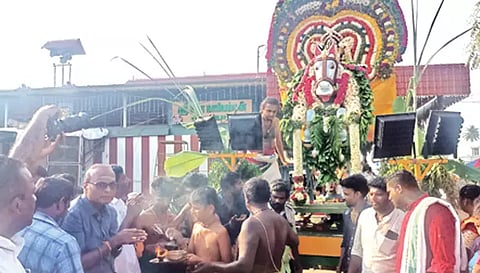 திருவிழாவை முன்னிட்டு அம்மன் திருவீதி உலா வந்த போது எடுத்த படம். 