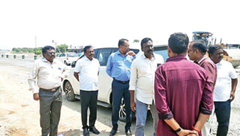 நெடுஞ்சாலை விரிவாக்க திட்டப்பணிகளை சென்னை தலைமை பொறியாளர் செல்வன் ஆய்வு மேற்கொண்ட போது எடுத்த படம்.